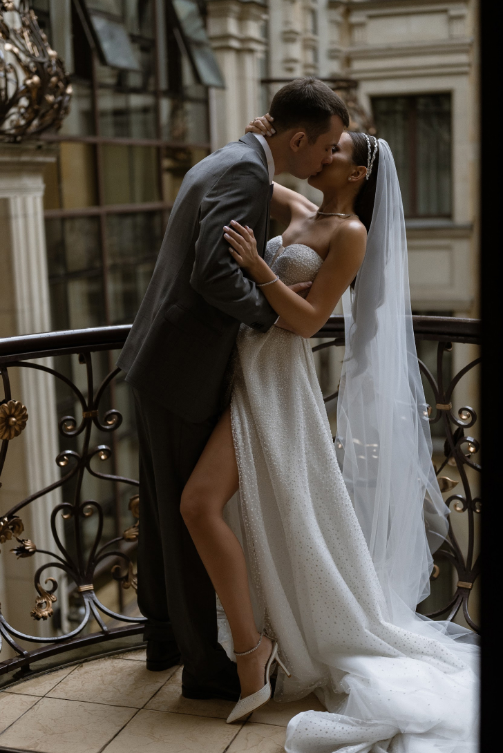 Любовь в воздухе: пара целуется на свадебной фотографии от BrideBerry